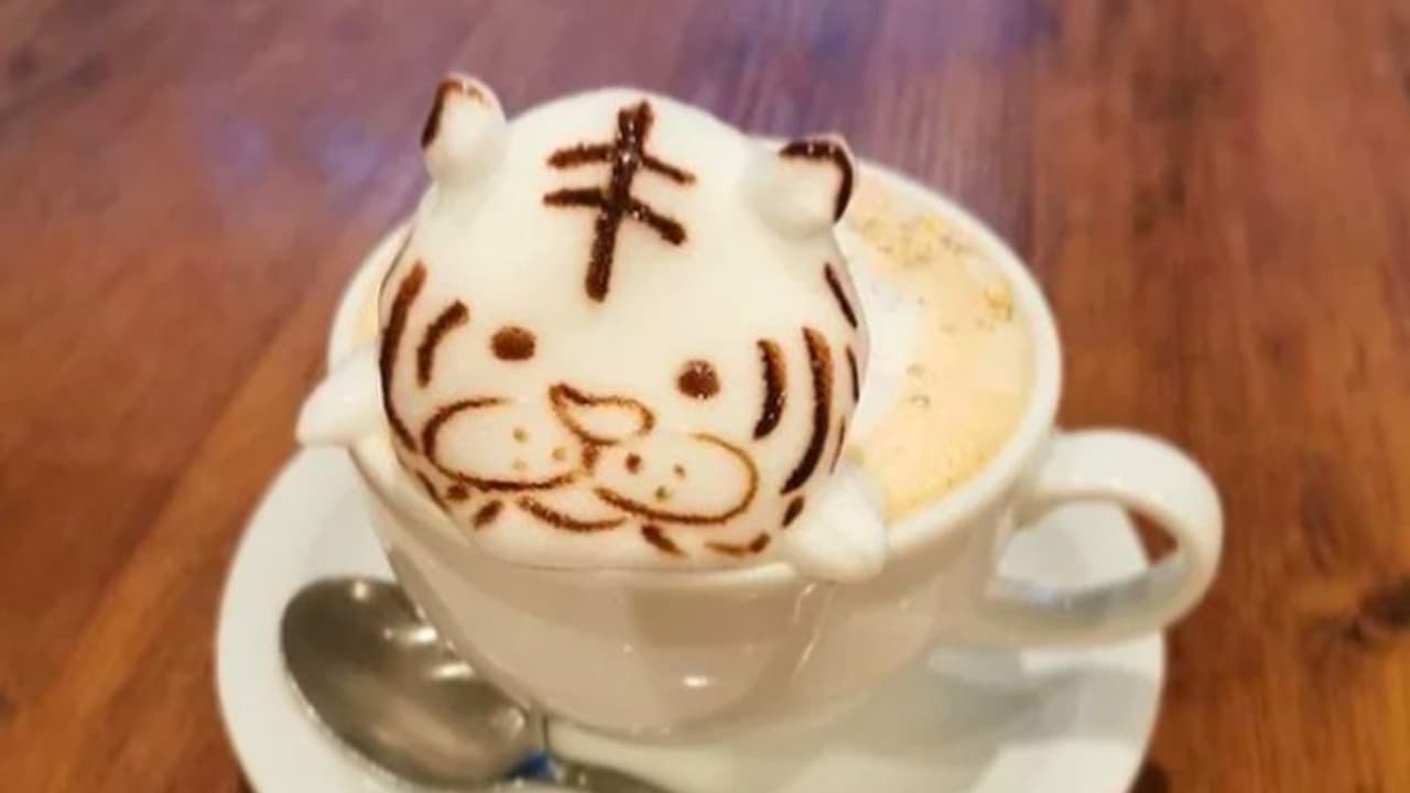 ഇവിടെ നോക്കൂ കോഫിയിലും കലാവിരുത്; വൈറലായി വീഡിയോ 