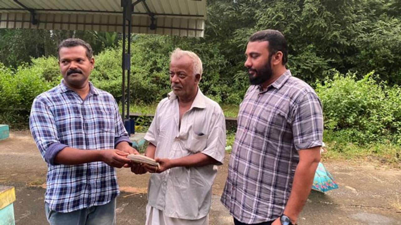 പ്ലാറ്റ്ഫോമില്‍ നിന്ന് കിട്ടിയത് സ്വര്‍ണവും പണവും അടക്കമുള്ള പഴ്സ്; ഉടമയെ കണ്ടെത്തി, തിരികെ നല്‍കി യുവാക്കള്‍