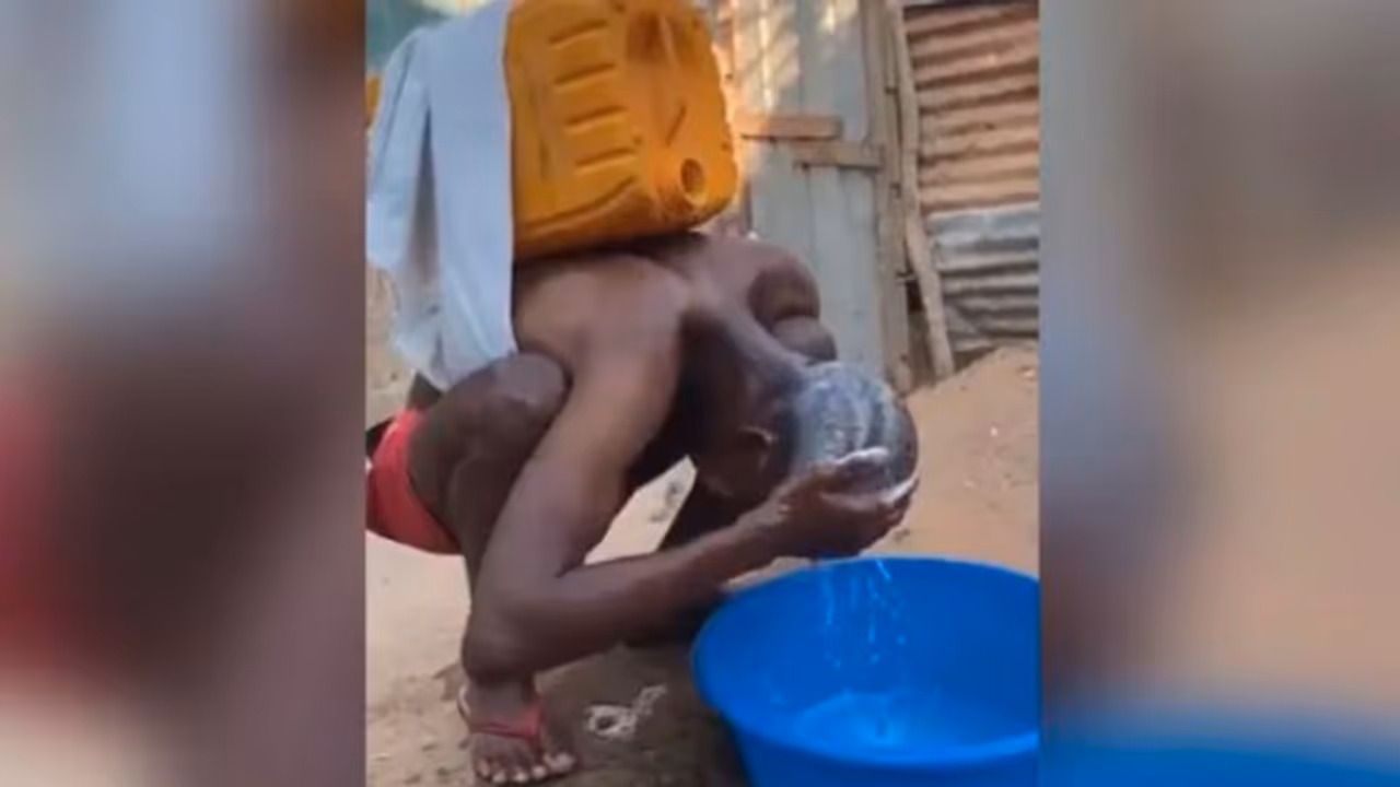 ഇങ്ങനെയും തല കഴുകാം; 'വെറൈറ്റി' വഴിയുമായി യുവാവ് ; വീഡിയോ വൈറല് ഇങ്ങനെയും തല കഴുകാം; 'വെറൈറ്റി' വഴിയുമായി യുവാവ് ; വീഡിയോ വൈറല്