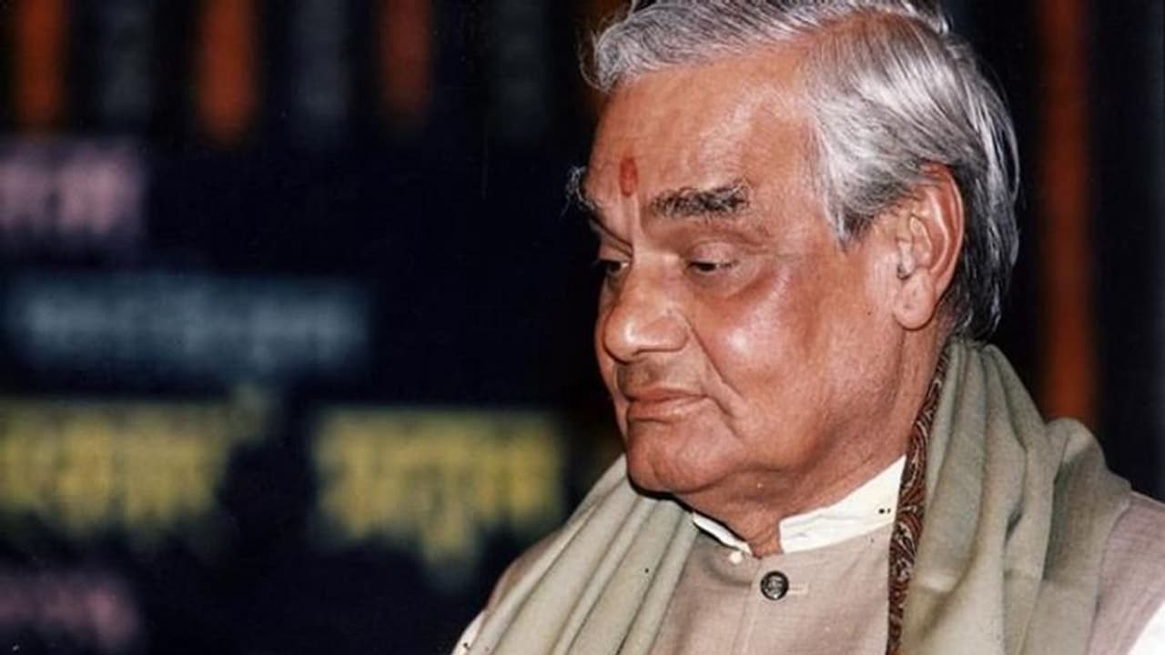 अटल बिहारी वाजपेयी का गुजरात से था बेहद खास रिश्ता, इस वाकये ने गांधीनगर से चुनाव लड़ने को किया था मजबूर अटल बिहारी वाजपेयी का गुजरात से था बेहद खास रिश्ता, इस वाकये ने गांधीनगर से चुनाव लड़ने को किया था मजबूर