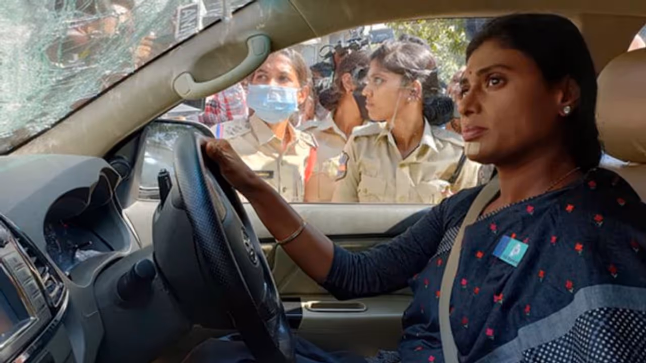 ഹൈദരാബാദിൽ നാടകീയ രംഗങ്ങൾ; വൈഎസ് ശർമ്മിള ഇരുന്ന കാർ പൊലീസ് ക്രയിൻ ഉപയോഗിച്ച് കെട്ടിവലിച്ചു