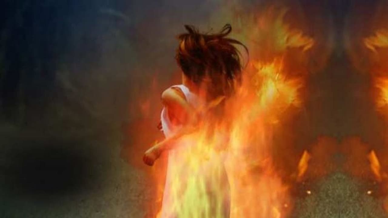 पति था जेल में बंद, पत्नी के साथ गंदी हरकत करता था पड़ोसी, फिर हुआ ऐसा जिसने उड़ा दिए लोगों के होश पति था जेल में बंद, पत्नी के साथ गंदी हरकत करता था पड़ोसी, फिर हुआ ऐसा जिसने उड़ा दिए लोगों के होश