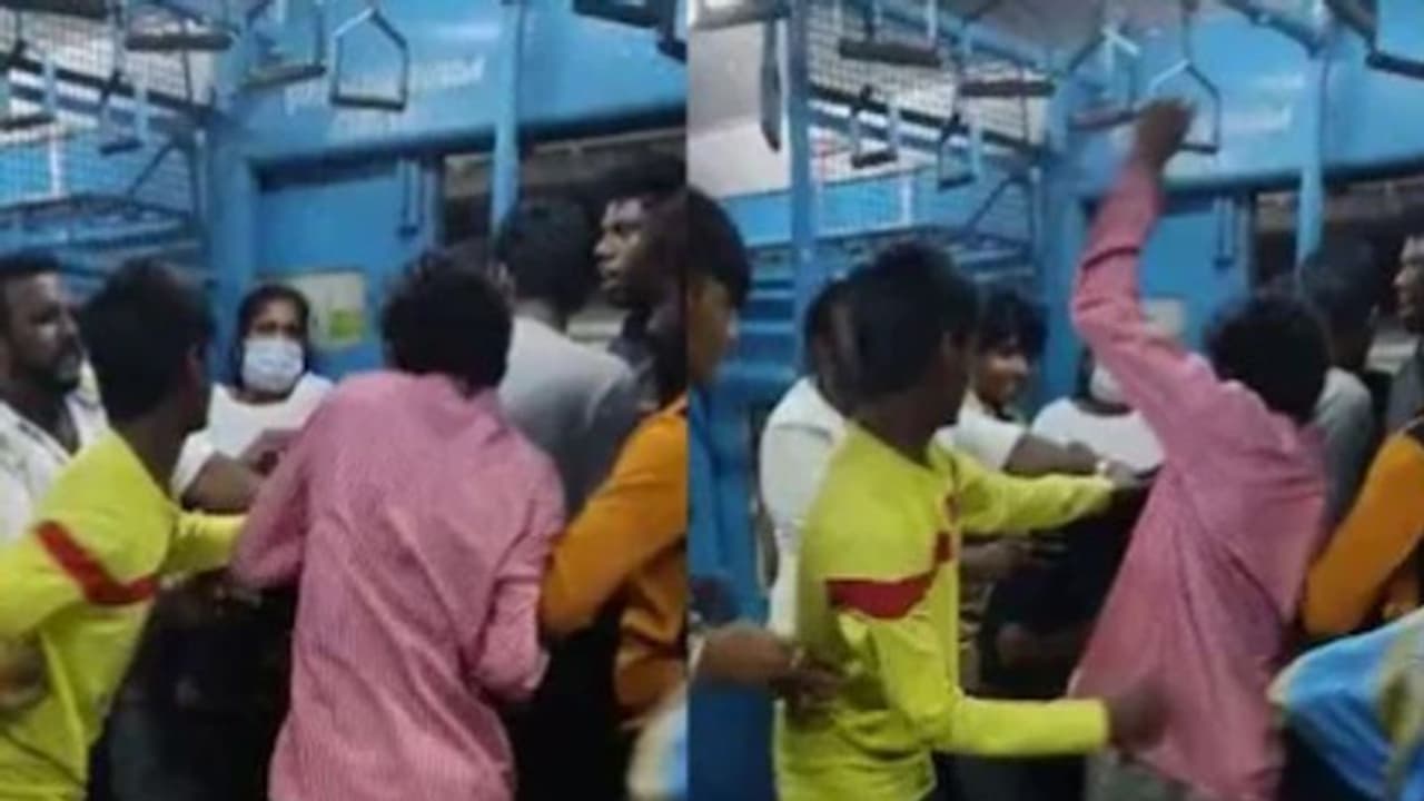 சென்னை புறநகர் ரயிலில் போதையில் பெண் பயணியை கட்டிப் பிடித்த ஆசாமி; சுளுக்கு எடுத்த சக பயணிகள்!!