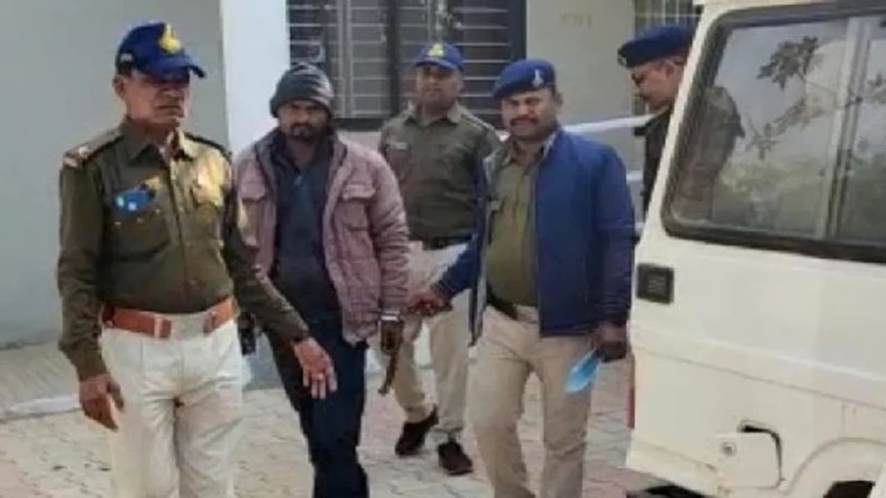 बदले की आग में शैतान बना शख्स: दुश्मन परिवार की 6 साल की बच्ची का रेप के बाद हत्या, कंकाल बन गया मासूम का शव बदले की आग में शैतान बना शख्स: दुश्मन परिवार की 6 साल की बच्ची का रेप के बाद हत्या, कंकाल बन गया मासूम का शव