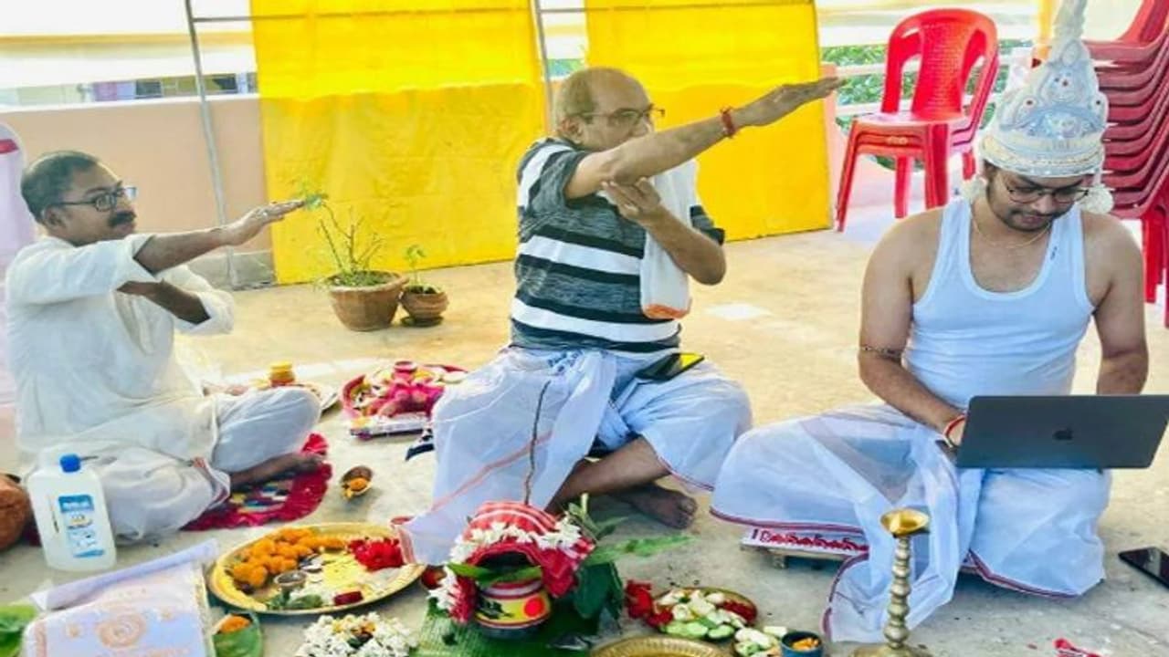 शादी के दिन पुजारी पढ़ रहे थे मंत्र और दूल्हा लैपटॉप पर कर रहा था काम, लोगों ने उतारी भड़ास