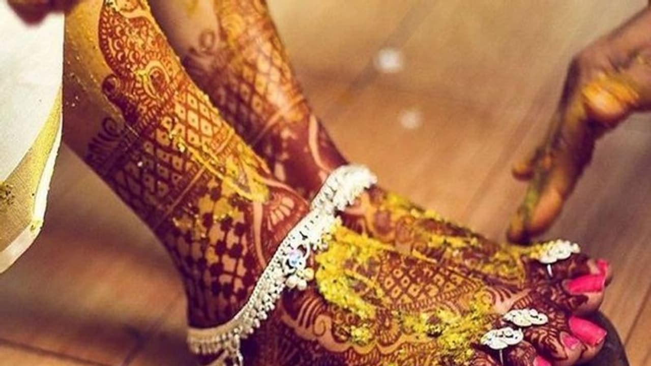 திருமணத்திற்குப் பிறகு பெண்கள் ஏன் காலில் மெட்டி அணிகிறார்கள்? அறிவியல் காரணம் தெரிஞ்சா அதிர்ந்து போவீர்கள்..! திருமணத்திற்குப் பிறகு பெண்கள் ஏன் காலில் மெட்டி அணிகிறார்கள்? அறிவியல் காரணம் தெரிஞ்சா அதிர்ந்து போவீர்கள்..!