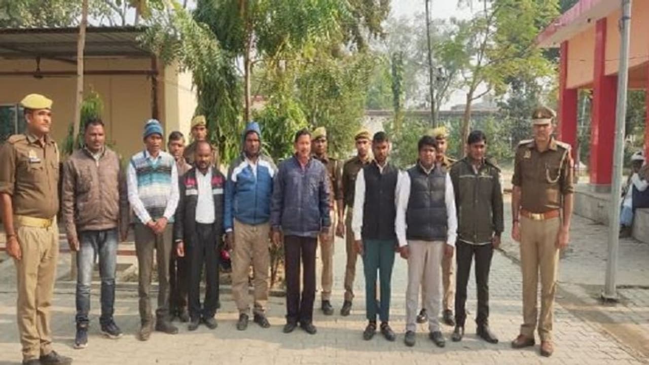 आजमगढ़ में धर्मांतरण के मामले में 9 लोग गिरफ्तार, आरोपियों के पास से धार्मिक पुस्तक के साथ बरामद हुआ ये सामान