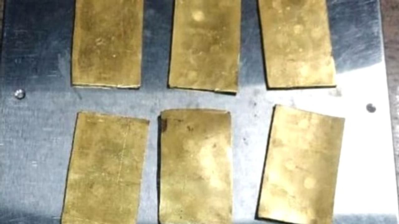 जयपुर एयरपोर्ट में कस्टम विभाग की कार्रवाई, दुबई से लाई स्पेशल इमरजेंसी लाइट खोल के देखा तो उड़े होश जयपुर एयरपोर्ट में कस्टम विभाग की कार्रवाई, दुबई से लाई स्पेशल इमरजेंसी लाइट खोल के देखा तो उड़े होश