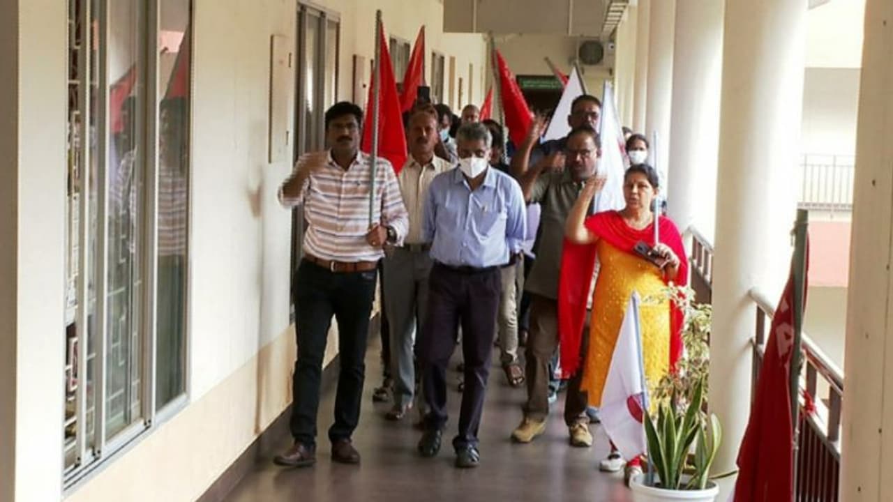 നേതാവിനെതിരായ നടപടി പിൻവലിക്കാമെന്ന് മന്ത്രിമാരുടെ ഉറപ്പ്; കാർഷിക സർവകലാശാലയിൽ സമരം അവസാനിപ്പിച്ച് ഉദ്യോഗസ്ഥർ