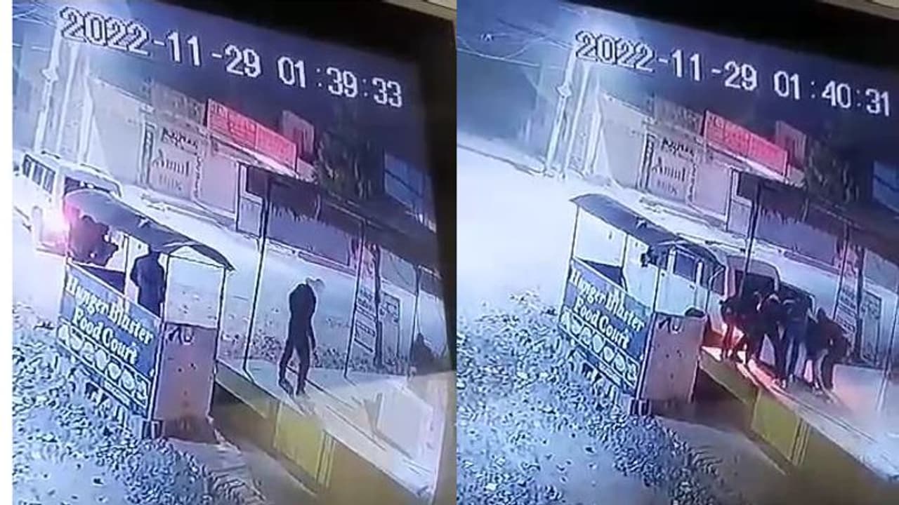 सिस्टम के कमांड जैसे अपना काम बांट सफाई से दिया ATM लूट की वारदात को अंजाम, गुजरने वाले लोगों को नहीं हुआ शक सिस्टम के कमांड जैसे अपना काम बांट सफाई से दिया ATM लूट की वारदात को अंजाम, गुजरने वाले लोगों को नहीं हुआ शक