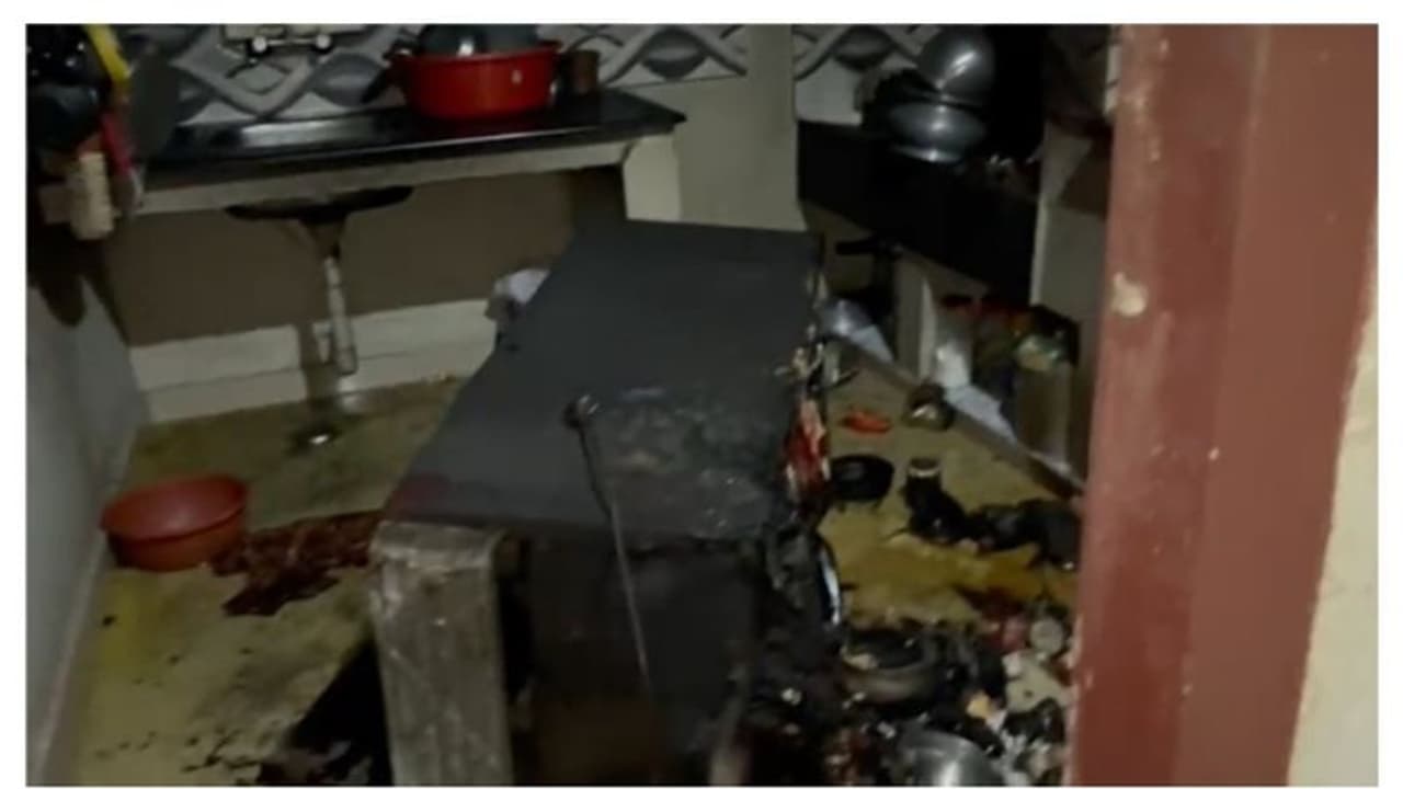 മാപ്രാണത്ത് ഫ്രിഡ്ജ് പൊട്ടിത്തെറിച്ചു, വീട്ടിലുണ്ടായിരുന്നവര് അത്ഭുതകരമായി രക്ഷപ്പെട്ടു മാപ്രാണത്ത് ഫ്രിഡ്ജ് പൊട്ടിത്തെറിച്ചു, വീട്ടിലുണ്ടായിരുന്നവര് അത്ഭുതകരമായി രക്ഷപ്പെട്ടു