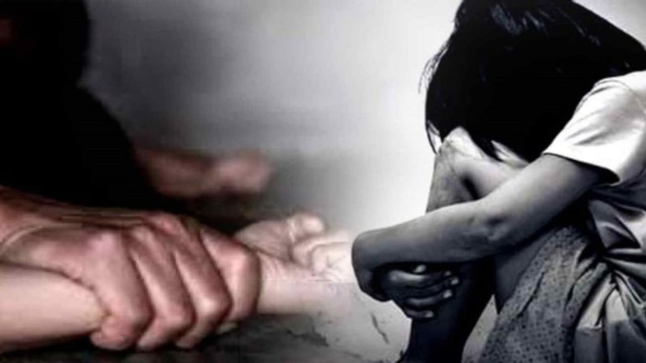 पिता की मौत के बाद बच्ची का सहारा बना था शख्स, लेकिन करने लगा दरिंदगी, अब अंतिम सांस तक जेल में रहेगा दरिंदा पिता की मौत के बाद बच्ची का सहारा बना था शख्स, लेकिन करने लगा दरिंदगी, अब अंतिम सांस तक जेल में रहेगा दरिंदा