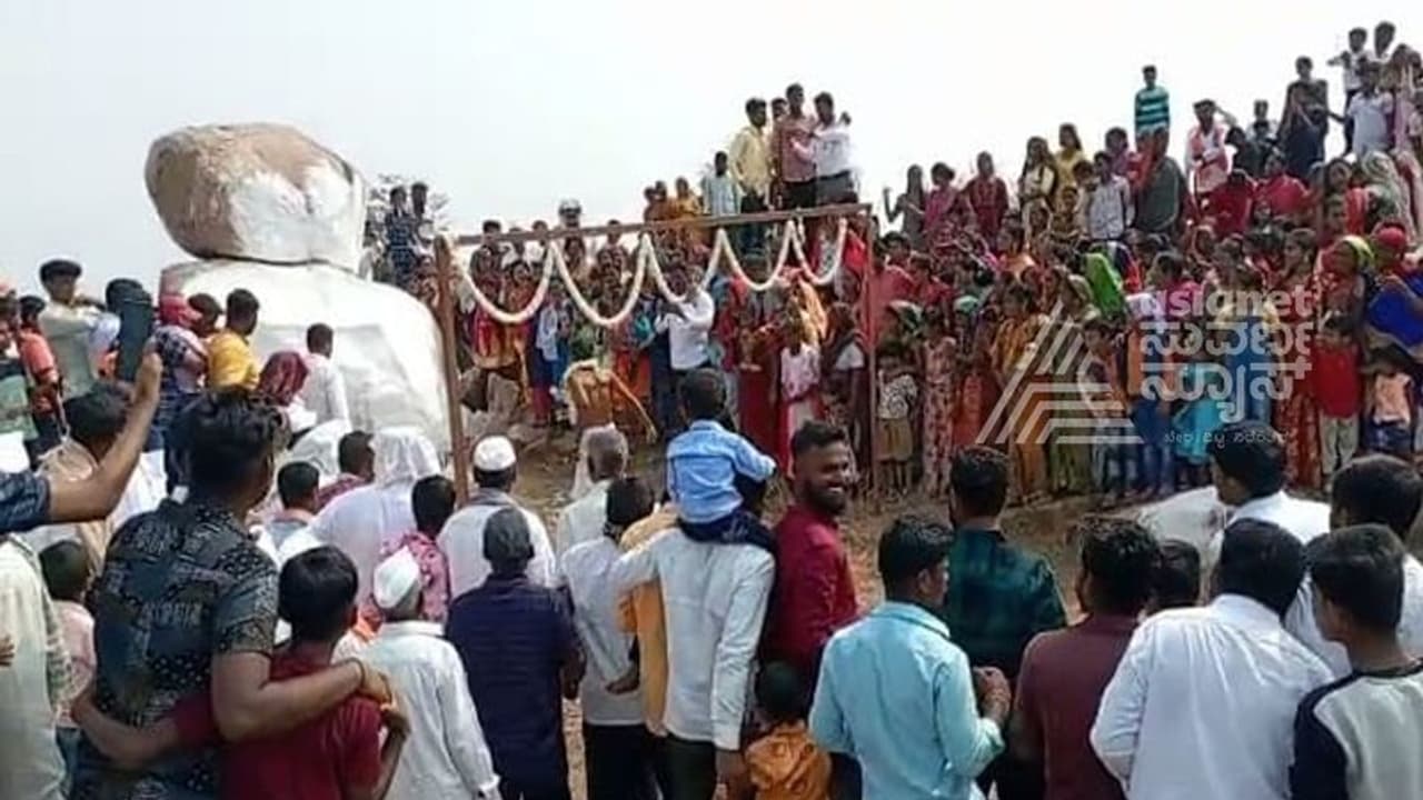 ವಿಜಯಪುರದಲ್ಲಿ ವಿಚಿತ್ರ ಹಬ್ಬದ ಆಚರಣೆ: ಕಲ್ಲಿನ ಬಂಡೆಗೆ ಡಿಕ್ಕಿ ಹೊಡೆದು ದೇವರಿಗೆ ನಮಸ್ಕಾರ ವಿಜಯಪುರದಲ್ಲಿ ವಿಚಿತ್ರ ಹಬ್ಬದ ಆಚರಣೆ: ಕಲ್ಲಿನ ಬಂಡೆಗೆ ಡಿಕ್ಕಿ ಹೊಡೆದು ದೇವರಿಗೆ ನಮಸ್ಕಾರ
