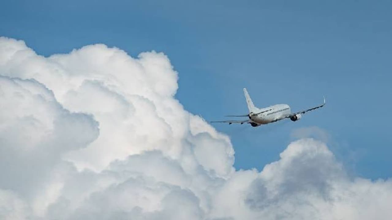 37,000 അടി ഉയരത്തിൽ വിമാനത്തിന്റെ വാതിൽ തുറക്കാൻ യേശു പറഞ്ഞു, വിചിത്രവാദവുമായി യാത്രക്കാരി 37,000 അടി ഉയരത്തിൽ വിമാനത്തിന്റെ വാതിൽ തുറക്കാൻ യേശു പറഞ്ഞു, വിചിത്രവാദവുമായി യാത്രക്കാരി