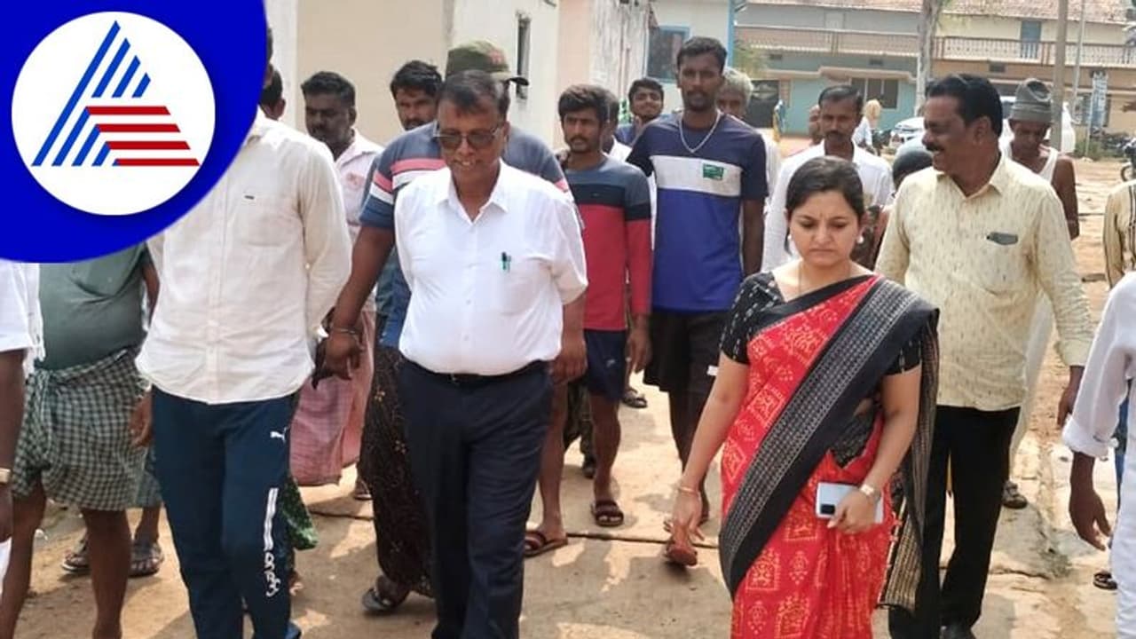 Chitradurga: ಕಬ್ಬಳ ಮಕ್ಕಳು, ಗ್ರಾಮಸ್ಥರೊಂದಿಗೆ ಡಿಸಿ ಸಂವಾದ Chitradurga: ಕಬ್ಬಳ ಮಕ್ಕಳು, ಗ್ರಾಮಸ್ಥರೊಂದಿಗೆ ಡಿಸಿ ಸಂವಾದ