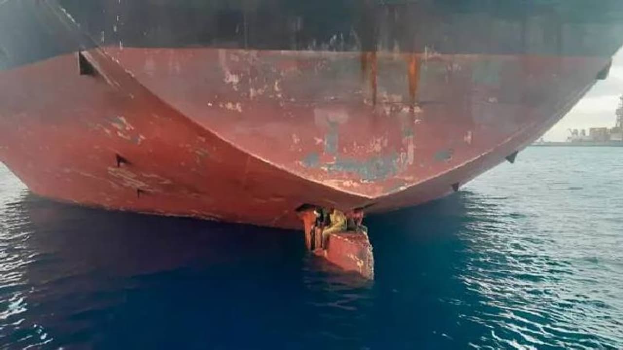 അവിശ്വസനീയം, കഠിനം; എണ്ണക്കപ്പലിന്റെ അടിഭാഗത്തിരുന്ന് 11 ദിവസത്തെ യാത്ര, പിന്നിട്ടത് 5000 കിലോമീറ്റർ അവിശ്വസനീയം, കഠിനം; എണ്ണക്കപ്പലിന്റെ അടിഭാഗത്തിരുന്ന് 11 ദിവസത്തെ യാത്ര, പിന്നിട്ടത് 5000 കിലോമീറ്റർ