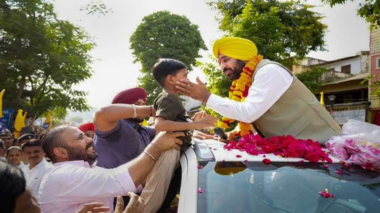 25 हजार बिजली बिल के साथ प्रेस कांफ्रेंस करने पहुंचे भगवंत मान, जानिए क्या था उनमें 25 हजार बिजली बिल के साथ प्रेस कांफ्रेंस करने पहुंचे भगवंत मान, जानिए क्या था उनमें