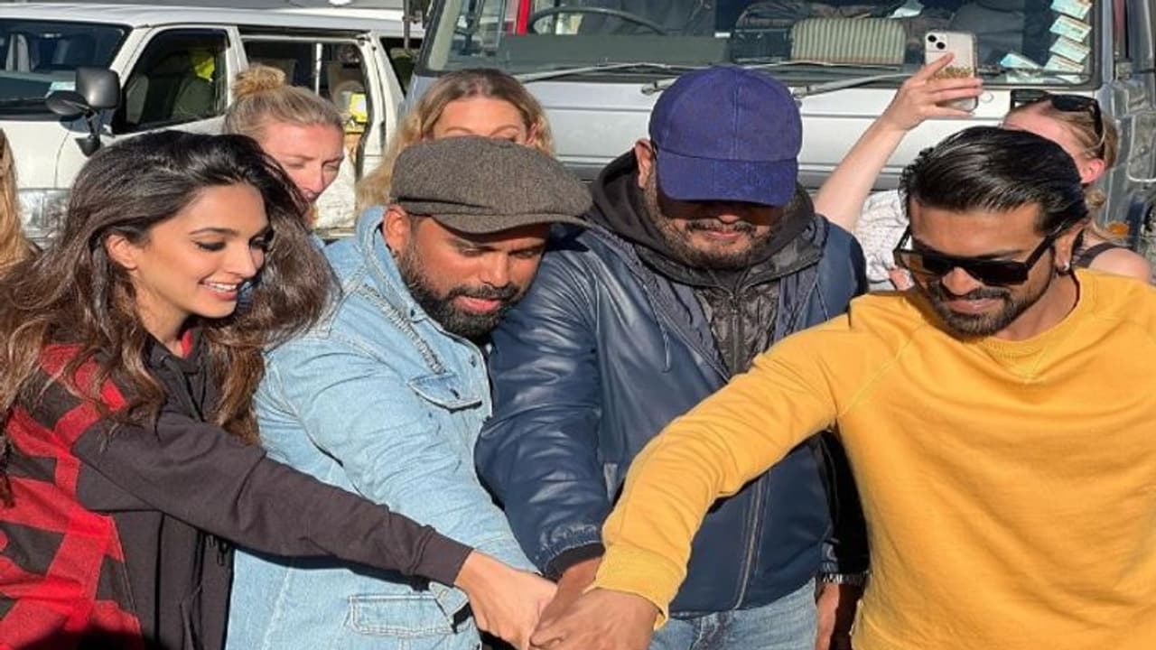 న్యూజిలాండ్ షెడ్యూల్ కంప్లీట్ చేసుకున్న Rc15, రామ్ చరణ్ టీమ్ సెలబ్రేషన్ పిక్స్ వైరల్ న్యూజిలాండ్ షెడ్యూల్ కంప్లీట్ చేసుకున్న Rc15, రామ్ చరణ్ టీమ్ సెలబ్రేషన్ పిక్స్ వైరల్