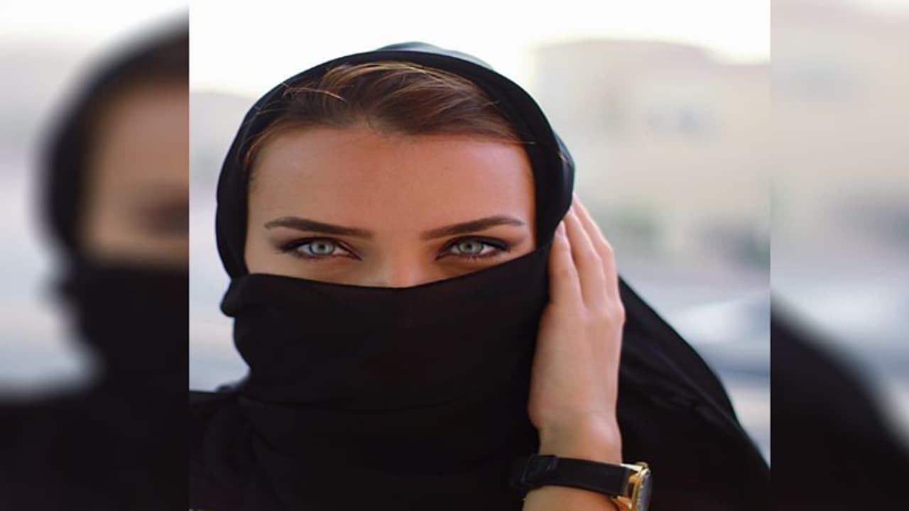 जहां खेला जा रहा है फीफा वर्ल्ड कप, वहां की महिलाएं ताउम्र रहती हैं 'नाबालिग'