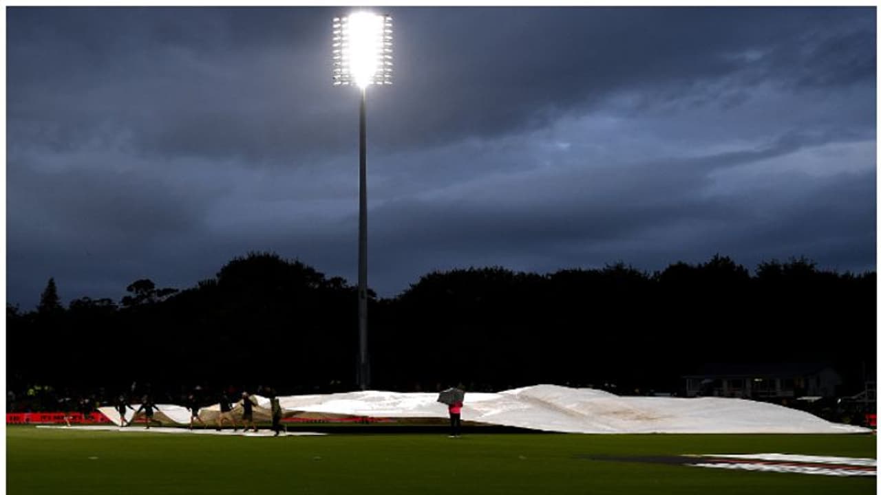 കിവികള് അടിച്ചു തകര്ക്കുന്നതിനിടെ രസംക്കൊല്ലിയായി മഴ; ഏകദിനം ഉപേക്ഷിച്ചു, പരമ്പര ന്യൂസിലന്ഡിന് സ്വന്തം കിവികള് അടിച്ചു തകര്ക്കുന്നതിനിടെ രസംക്കൊല്ലിയായി മഴ; ഏകദിനം ഉപേക്ഷിച്ചു, പരമ്പര ന്യൂസിലന്ഡിന് സ്വന്തം