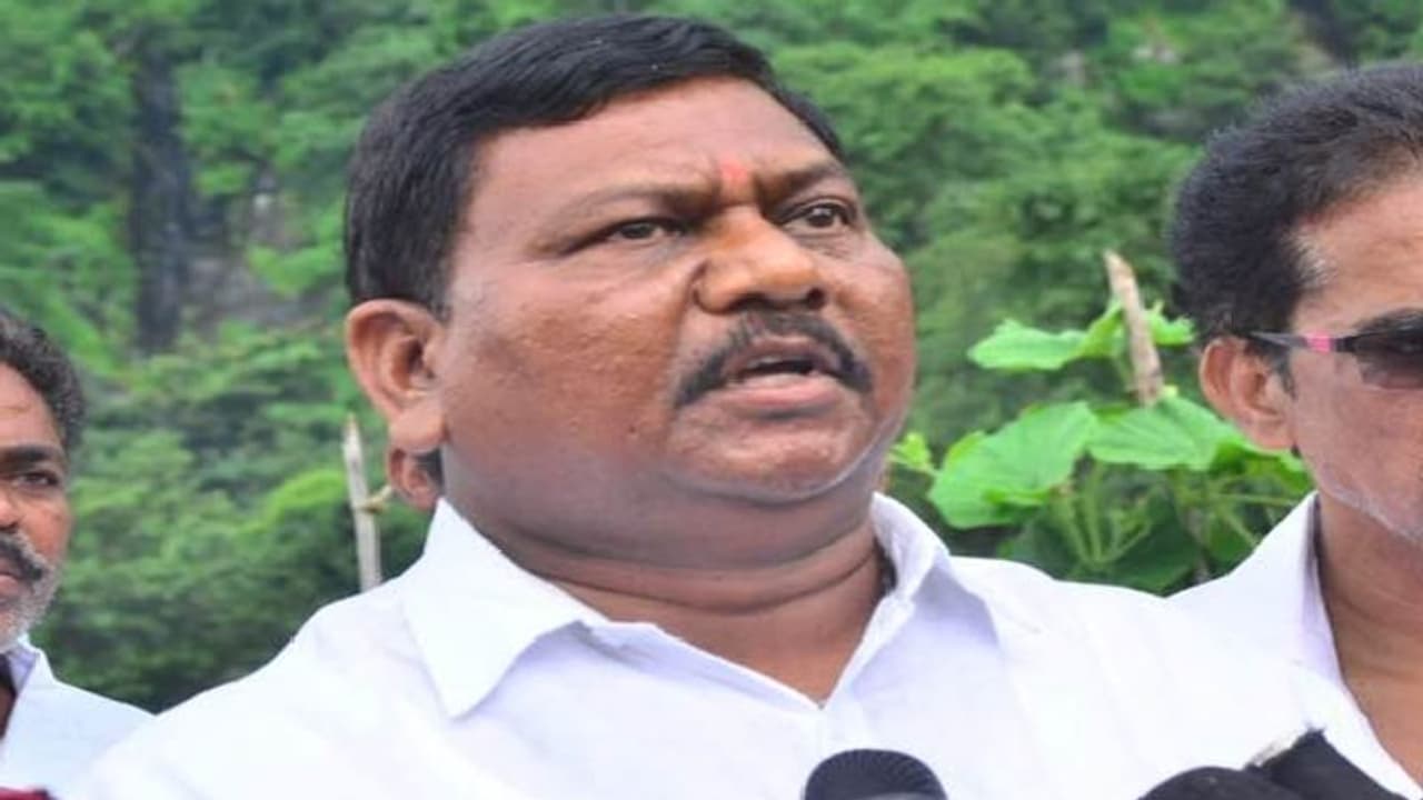 పవన్ కల్యాణ్ మాటలకు రాజద్రోహం కింద కేసు పెట్టాలి.. డిప్యూటీ సీఎం రాజన్నదొర పవన్ కల్యాణ్ మాటలకు రాజద్రోహం కింద కేసు పెట్టాలి.. డిప్యూటీ సీఎం రాజన్నదొర