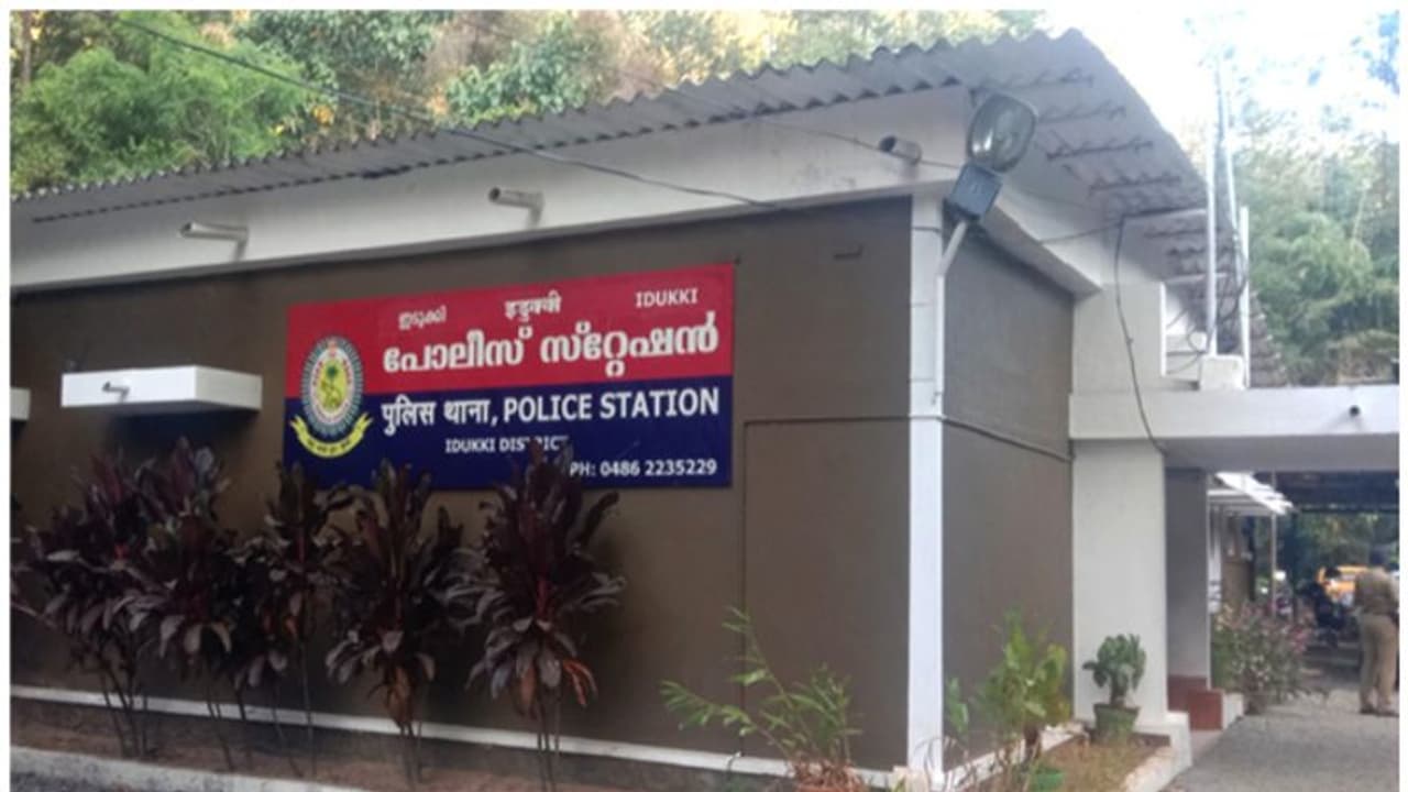 'സേനക്ക് നാണക്കേടും അവമതിപ്പും ഉണ്ടാക്കി'; ഇടുക്കിയിൽ കടയിൽ നിന്നും പണം മോഷ്ടിച്ച പൊലീസുകാരന് സസ്പെൻഷൻ 