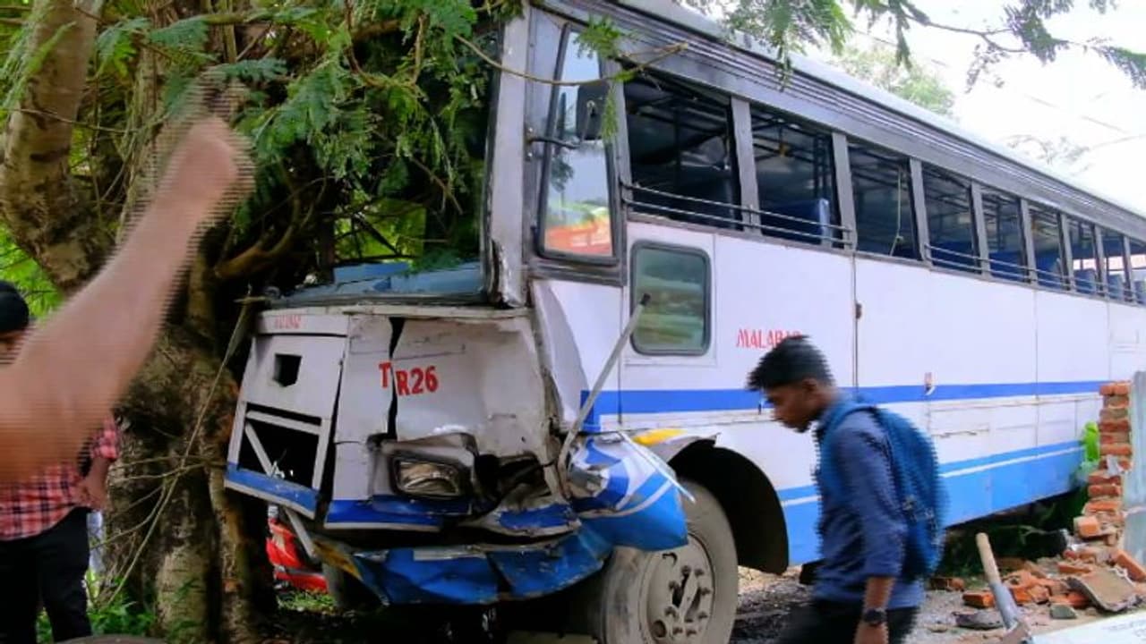 കാറിലും ബൈക്കിലുമിടിച്ച് മതിൽ തകർത്തു; കെ.എസ്.ആർ.ടി.സി ബസ് അപകടത്തിൽ12 പേർക്ക് പരിക്ക് 