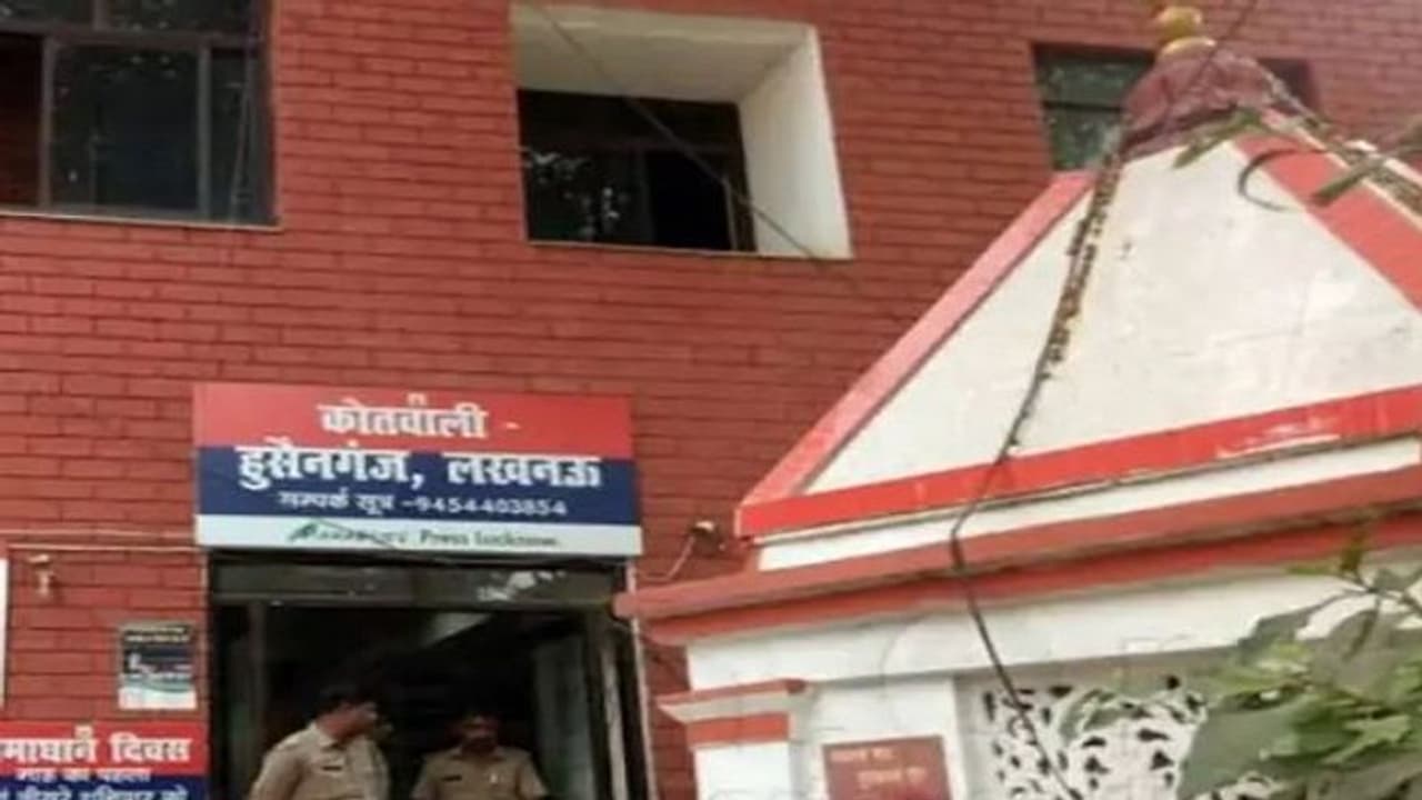 8 महीने पुराने मामले में कोर्ट के आदेश पर दर्ज हुआ मुकदमा, हवालात में दरोगा ने पीटकर युवक का तोड़ा था पैर 8 महीने पुराने मामले में कोर्ट के आदेश पर दर्ज हुआ मुकदमा, हवालात में दरोगा ने पीटकर युवक का तोड़ा था पैर