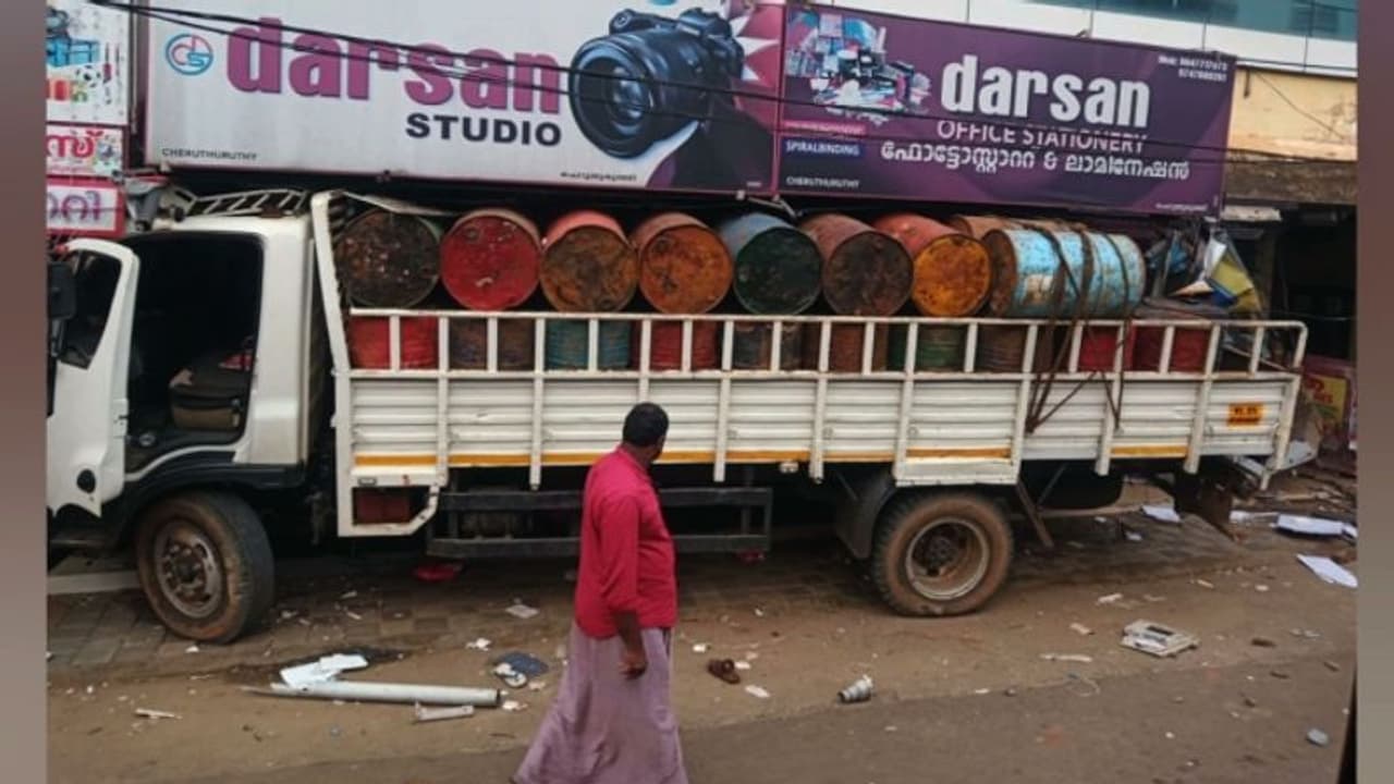 നിയന്ത്രണം വിട്ട ലോറി കടകളിലേക്ക് പാഞ്ഞ് കയറി; തൃശൂരിൽ മീന്‍ കച്ചവടക്കാരന്‍ മരിച്ചു