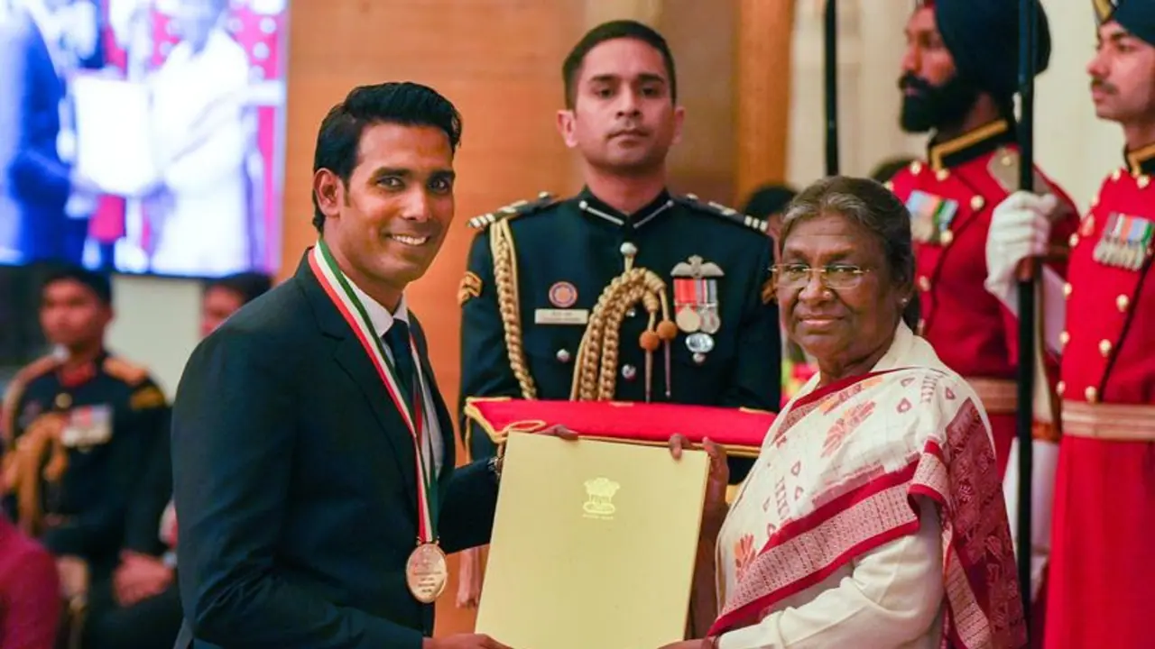 ರಾಷ್ಟ್ರಪತಿ ಮುರ್ಮು ಅವರಿಂದ ಶರತ್ ಕಮಲ್ಗೆ ಖೇಲ್ ರತ್ನ ಪ್ರದಾನ ರಾಷ್ಟ್ರಪತಿ ಮುರ್ಮು ಅವರಿಂದ ಶರತ್ ಕಮಲ್ಗೆ ಖೇಲ್ ರತ್ನ ಪ್ರದಾನ