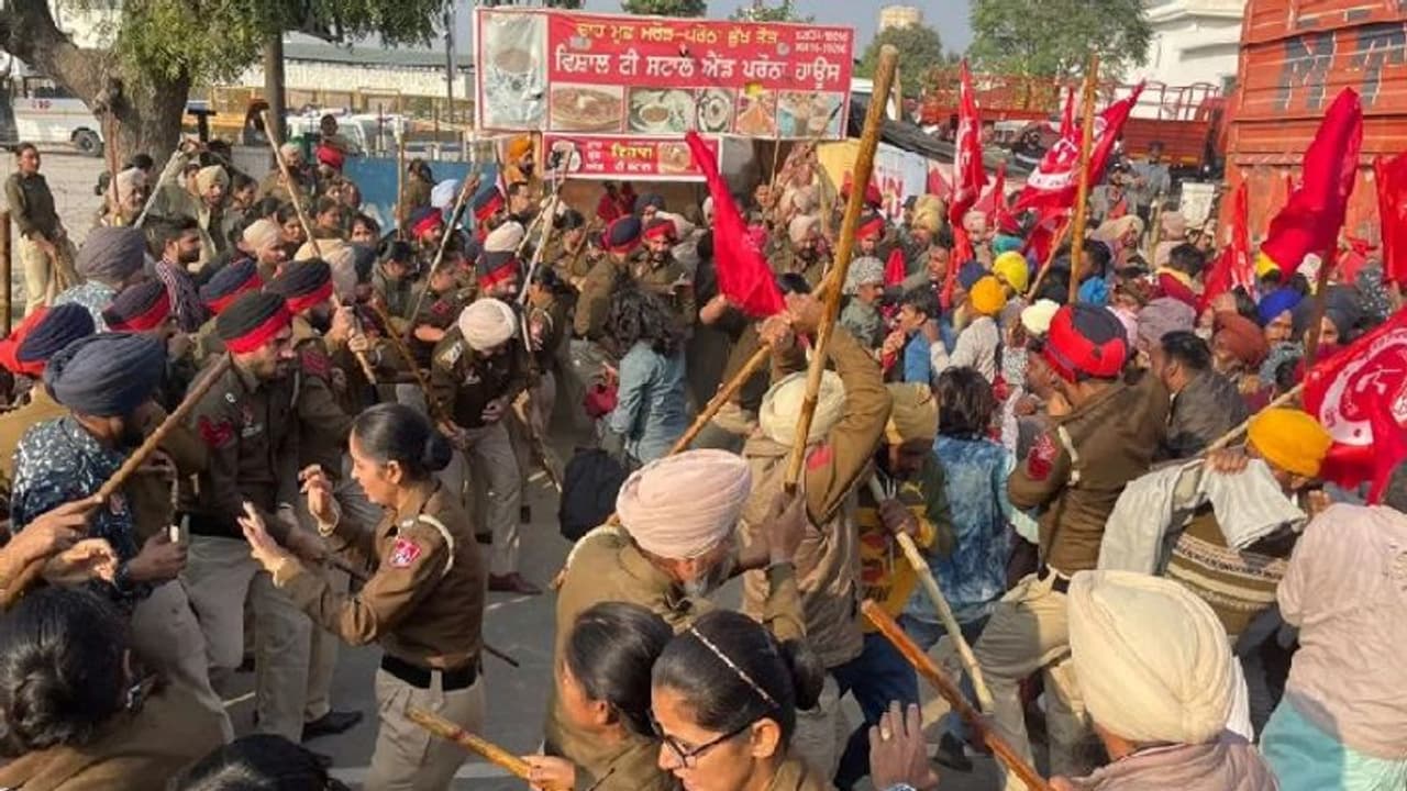 पंजाब में CM आवास के सामने मजदूरों पर पुलिस ने जमकर बरसाए डंडे, दौड़ा दौड़ाकर पीटा...कई जख्मी पंजाब में CM आवास के सामने मजदूरों पर पुलिस ने जमकर बरसाए डंडे, दौड़ा दौड़ाकर पीटा...कई जख्मी