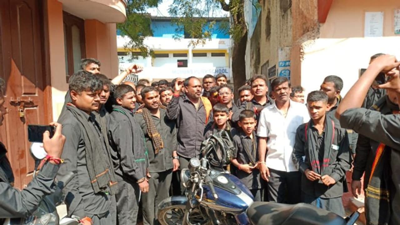 മാല ധരിച്ചെത്തിയ വിദ്യാർഥിയെ ക്ലാസിൽ കയറ്റിയില്ലെന്ന് ആരോപണം; അയപ്പഭക്തരുടെ പ്രതിഷേധം മാല ധരിച്ചെത്തിയ വിദ്യാർഥിയെ ക്ലാസിൽ കയറ്റിയില്ലെന്ന് ആരോപണം; അയപ്പഭക്തരുടെ പ്രതിഷേധം