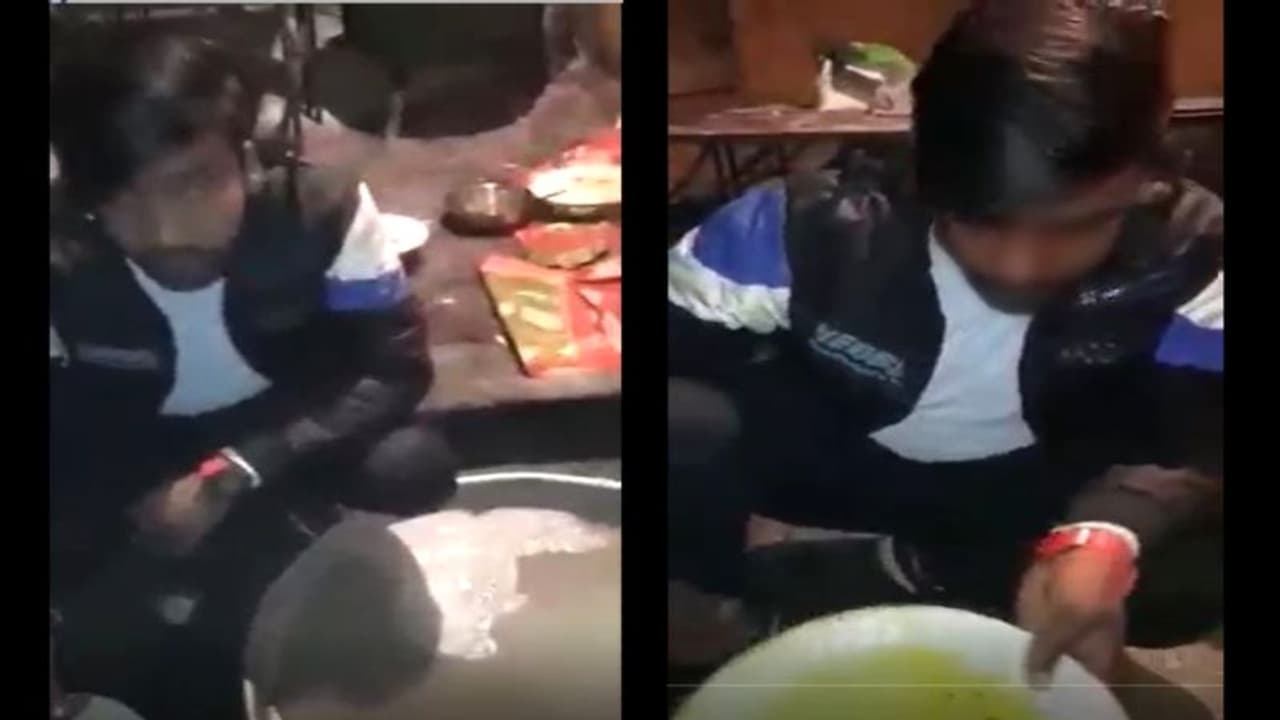 MBA पास इस शख्स को बिना इनविटेशन शादी रिसेप्शन में जाना पड़ गया भारी, खाना तो दूर उल्टे धोने पड़ गए जूठे बर्तन MBA पास इस शख्स को बिना इनविटेशन शादी रिसेप्शन में जाना पड़ गया भारी, खाना तो दूर उल्टे धोने पड़ गए जूठे बर्तन