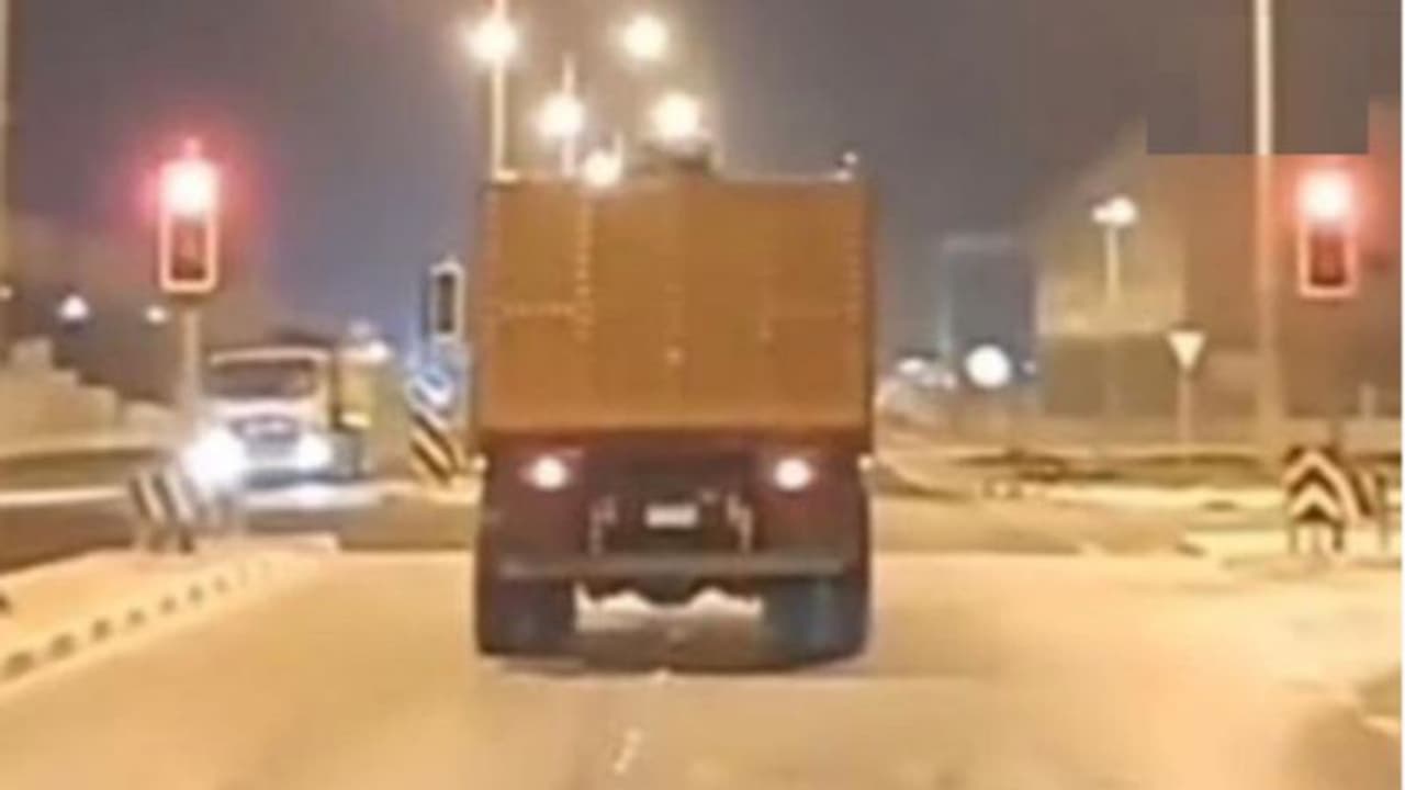 ചുവപ്പ് സിഗ്നല് മറികടന്ന പ്രവാസി ഡ്രൈവര് ജയിലിലായി; വന്തുക പിഴയും നാടുകടത്തലും ശിക്ഷ ചുവപ്പ് സിഗ്നല് മറികടന്ന പ്രവാസി ഡ്രൈവര് ജയിലിലായി; വന്തുക പിഴയും നാടുകടത്തലും ശിക്ഷ