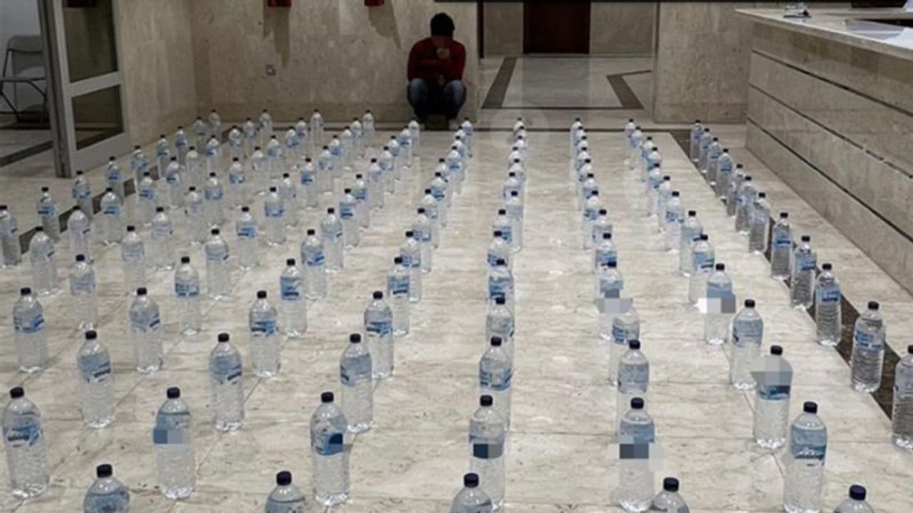 154 കുപ്പി മദ്യവുമായി പ്രവാസി യുവാവ് പൊലീസിന്റെ പിടിയിലായി 154 കുപ്പി മദ്യവുമായി പ്രവാസി യുവാവ് പൊലീസിന്റെ പിടിയിലായി