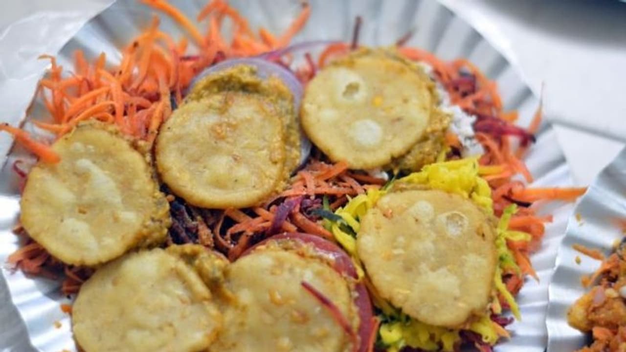 சேலம் புகழ் "தட்டு வடை" செய்யலாம் வாங்க! சேலம் புகழ் "தட்டு வடை" செய்யலாம் வாங்க!