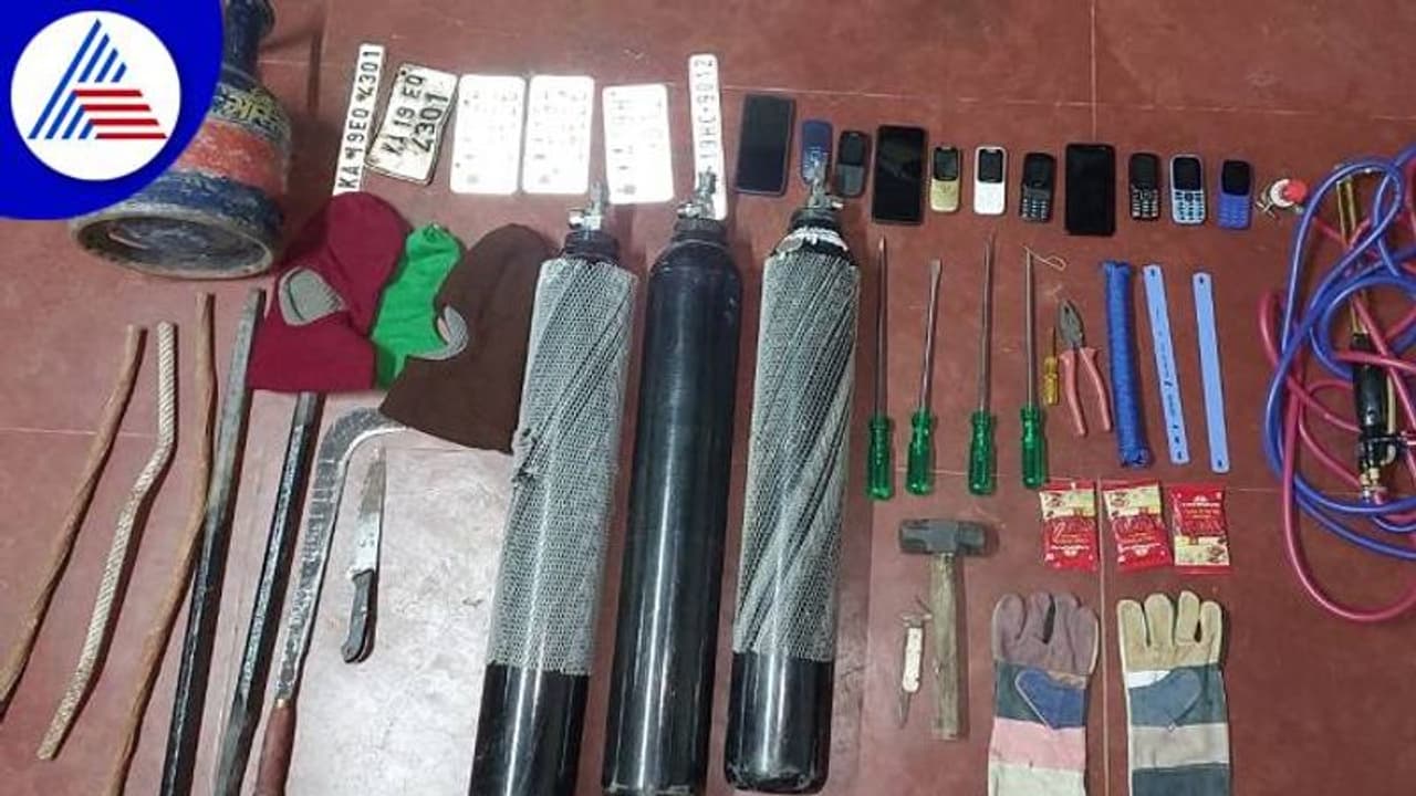 ಮಂಗಳೂರು: ಜ್ಯುವೆಲ್ಲರಿ ಶಾಪ್ ದರೋಡೆಗೆ ಸಂಚು, ಕುಖ್ಯಾತ 'ಸಾಹೀಬ್ ಗಂಜ್' ಗ್ಯಾಂಗ್ ಬಲೆಗೆ..! ಮಂಗಳೂರು: ಜ್ಯುವೆಲ್ಲರಿ ಶಾಪ್ ದರೋಡೆಗೆ ಸಂಚು, ಕುಖ್ಯಾತ 'ಸಾಹೀಬ್ ಗಂಜ್' ಗ್ಯಾಂಗ್ ಬಲೆಗೆ..!