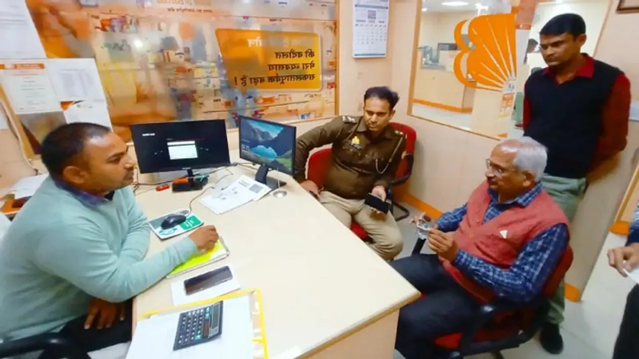 बैंक के लॉकर से गायब हुए 15 लाख से अधिक के हीरे और सोने के गहने, मैनेजर ने चोरी को बताया असंभव बैंक के लॉकर से गायब हुए 15 लाख से अधिक के हीरे और सोने के गहने, मैनेजर ने चोरी को बताया असंभव