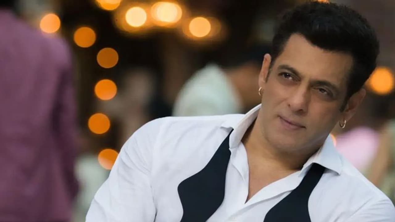 मुंबई की सड़कों पर लूंगी बनियान में घूमते नजर आए सलमान खान, जानें आखिर क्या है इसके पीछे की वजह मुंबई की सड़कों पर लूंगी बनियान में घूमते नजर आए सलमान खान, जानें आखिर क्या है इसके पीछे की वजह