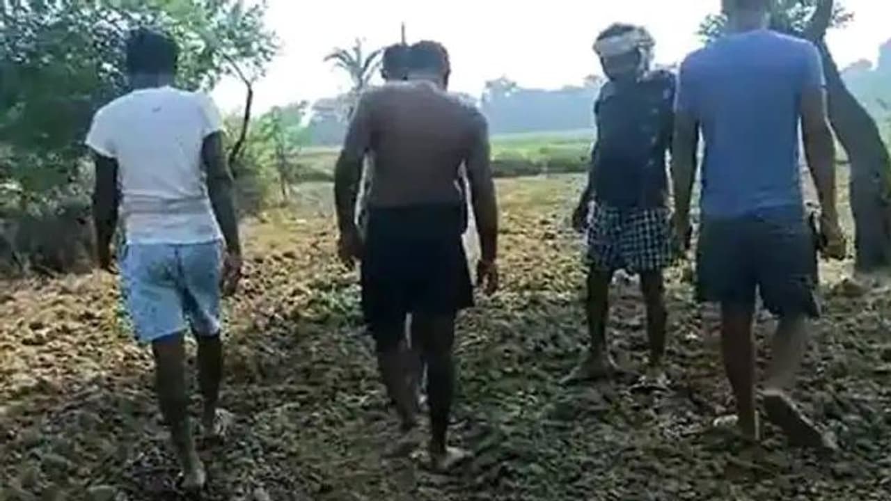 നേരമിരുട്ടി വെളുത്തപ്പോൾ അപ്രത്യക്ഷമായത് രണ്ട് കിലോമീറ്റർ റോഡ്, മോഷ്ടിച്ചവർക്കെതിരെ പരാതിയുമായി ​ഗ്രാമവാസികൾ