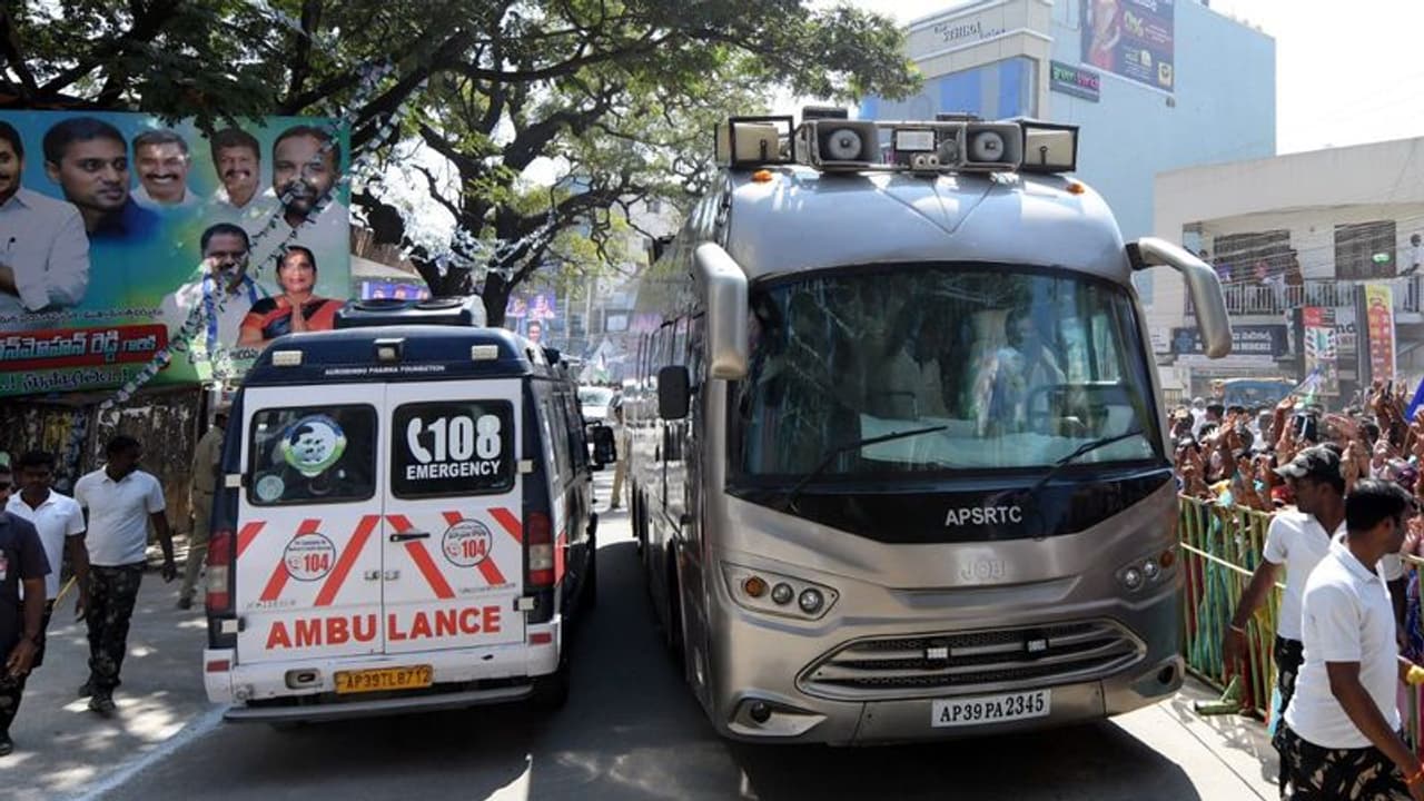 అంబులెన్స్ కు దారిచ్చేందుకు కాన్వాయ్ ను ఆపిన సీఎం జగన్.. కృతజ్ఞతలు తెలిపిన రోగి బంధువులు అంబులెన్స్ కు దారిచ్చేందుకు కాన్వాయ్ ను ఆపిన సీఎం జగన్.. కృతజ్ఞతలు తెలిపిన రోగి బంధువులు