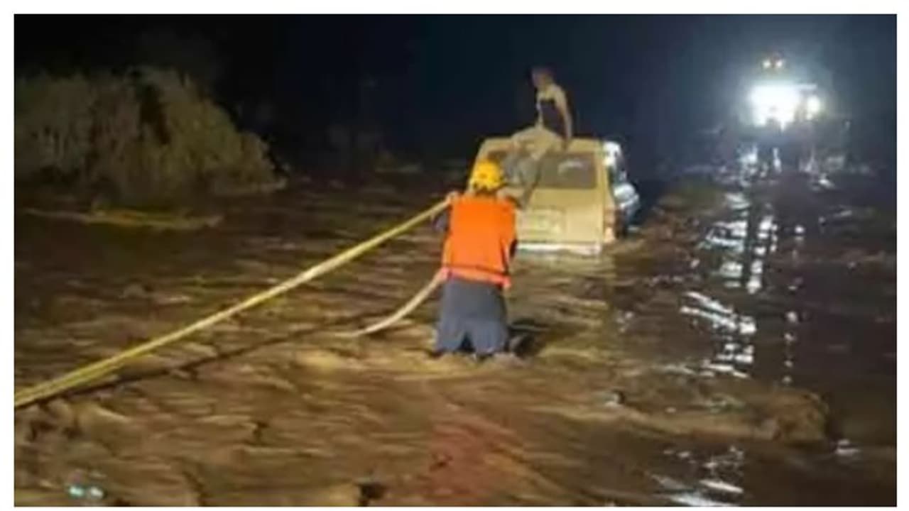  മഴവെള്ളപ്പാച്ചിലില്‍പ്പെട്ട ഏഴുപേരെ രക്ഷപ്പെടുത്തി സൗദി സിവില്‍ ഡിഫന്‍സ്
