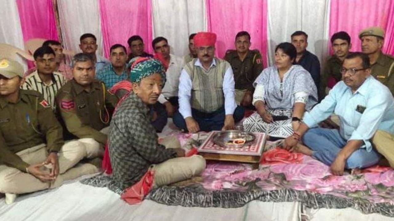 राजस्थान में मंदिर के पुजारी की बेटी की अनोखी शादी: मामा बनकर पहुंचे पुलिसवाले, निभाई ये खास रस्म राजस्थान में मंदिर के पुजारी की बेटी की अनोखी शादी: मामा बनकर पहुंचे पुलिसवाले, निभाई ये खास रस्म
