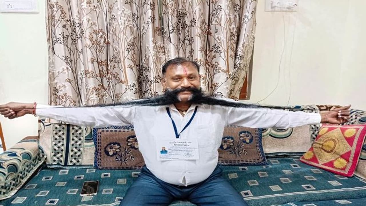 गुजरात चुनाव में एक प्रत्याशी मगनभाई भी.. जीते तो मूंछें बढ़ाने के लिए कानून लाएंगे, रखरखाव की रकम सरकार देगी गुजरात चुनाव में एक प्रत्याशी मगनभाई भी.. जीते तो मूंछें बढ़ाने के लिए कानून लाएंगे, रखरखाव की रकम सरकार देगी