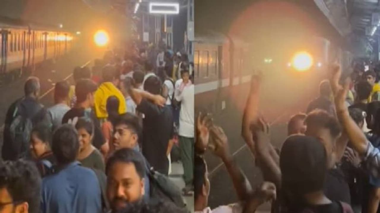 ട്രെയിനെത്തിയത് ഒമ്പത് മണിക്കൂർ വൈകി, വ്യത്യസ്തമായി സ്വീകരിച്ച് യാത്രക്കാർ, വീഡിയോ വൈറൽ ട്രെയിനെത്തിയത് ഒമ്പത് മണിക്കൂർ വൈകി, വ്യത്യസ്തമായി സ്വീകരിച്ച് യാത്രക്കാർ, വീഡിയോ വൈറൽ