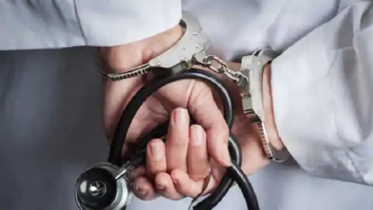 వీసా పేరుతో మోసం.. ఇద్దరు ఫ్రెంచ్ ఎంబసీ ఉద్యోగులతో సహా ఆరుగురి అరెస్టు.. వీసా పేరుతో మోసం.. ఇద్దరు ఫ్రెంచ్ ఎంబసీ ఉద్యోగులతో సహా ఆరుగురి అరెస్టు..