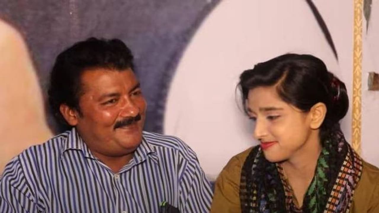 52 കാരൻ അധ്യാപകനോട് 20 കാരി വിദ്യാർത്ഥിനിക്ക് പ്രണയം, ഒടുവിൽ വിവാഹം, ഹാപ്പിയാണ് എന്ന് ദമ്പതികൾ 52 കാരൻ അധ്യാപകനോട് 20 കാരി വിദ്യാർത്ഥിനിക്ക് പ്രണയം, ഒടുവിൽ വിവാഹം, ഹാപ്പിയാണ് എന്ന് ദമ്പതികൾ