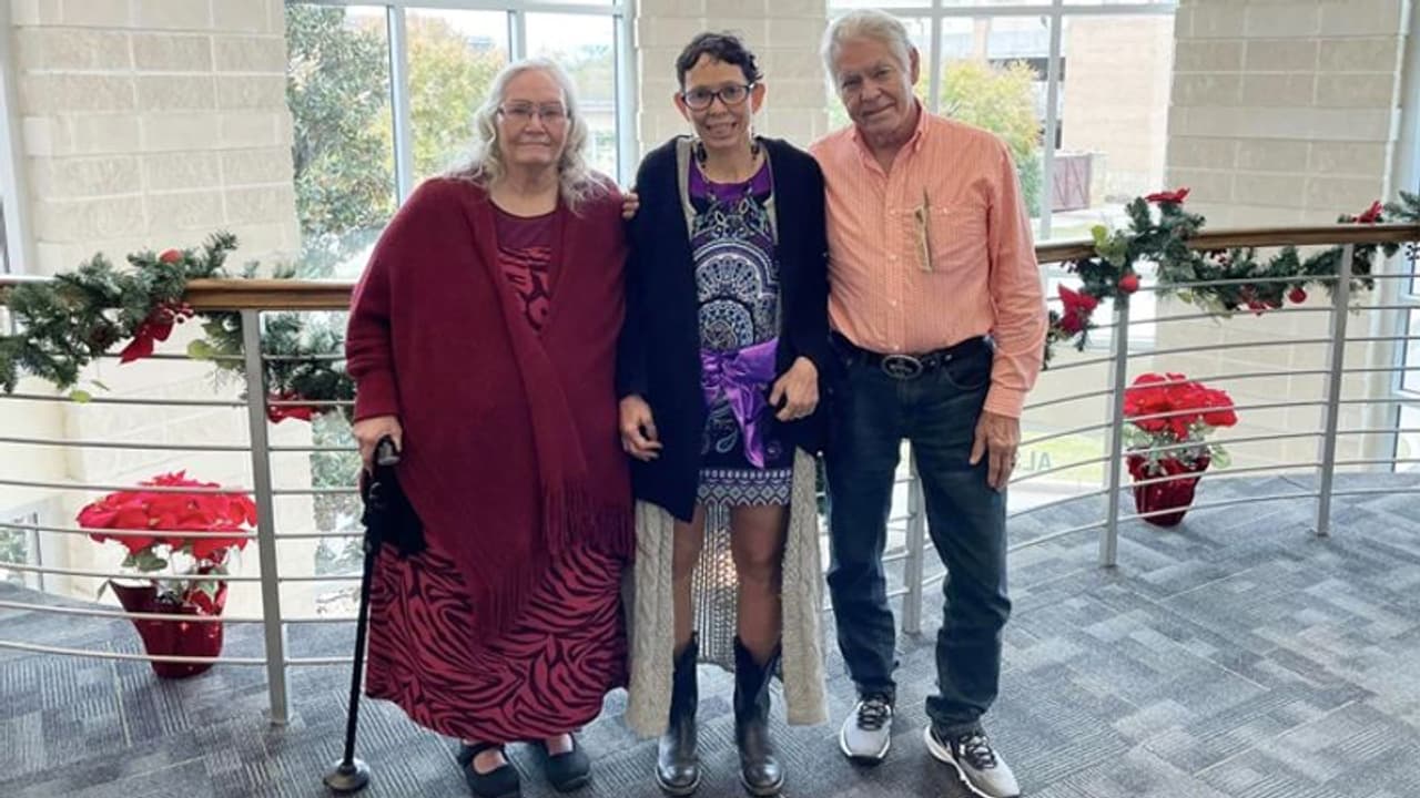 2 साल की उम्र में हुई थी किडनैप, 50 साल बाद फेसबुक ने माता पिता से मिलाया, पढ़ें इमोशनल करने वाली कहानी 2 साल की उम्र में हुई थी किडनैप, 50 साल बाद फेसबुक ने माता पिता से मिलाया, पढ़ें इमोशनल करने वाली कहानी