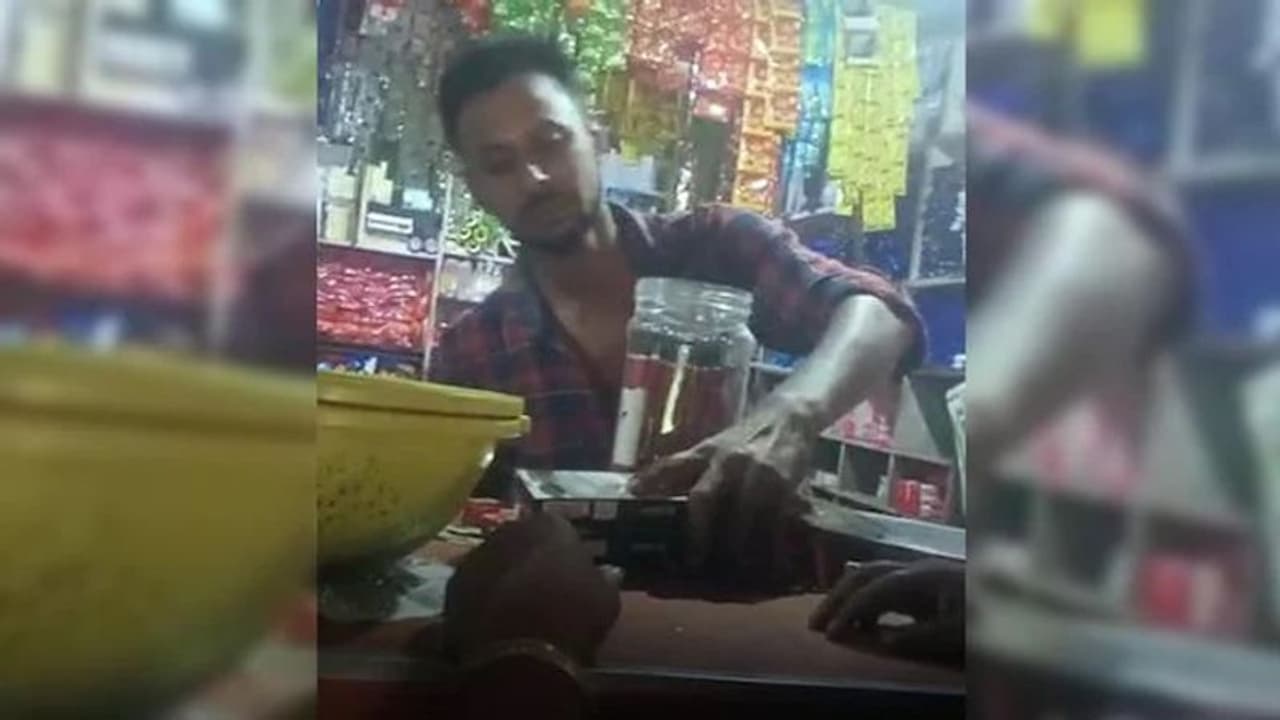 தஞ்சாவூரில் தீண்டாமையை கடைபிடித்த கடைக்காரர்… வீடியோ வெளியானதால் அதிர்ச்சி!! தஞ்சாவூரில் தீண்டாமையை கடைபிடித்த கடைக்காரர்… வீடியோ வெளியானதால் அதிர்ச்சி!!