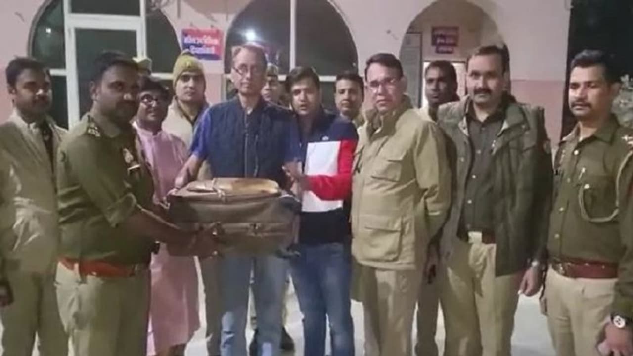 NRI का 1 करोड़ की ज्वेलरी से भरा बैग कैब में छूटा, नोएडा पुलिस ने सिर्फ 4 घंटे में खोज डाला NRI का 1 करोड़ की ज्वेलरी से भरा बैग कैब में छूटा, नोएडा पुलिस ने सिर्फ 4 घंटे में खोज डाला